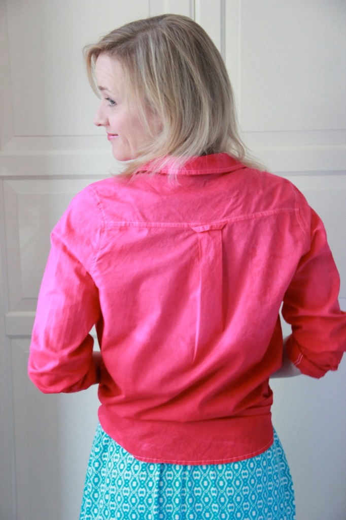 Ombre effect on the dip-dyed shirt