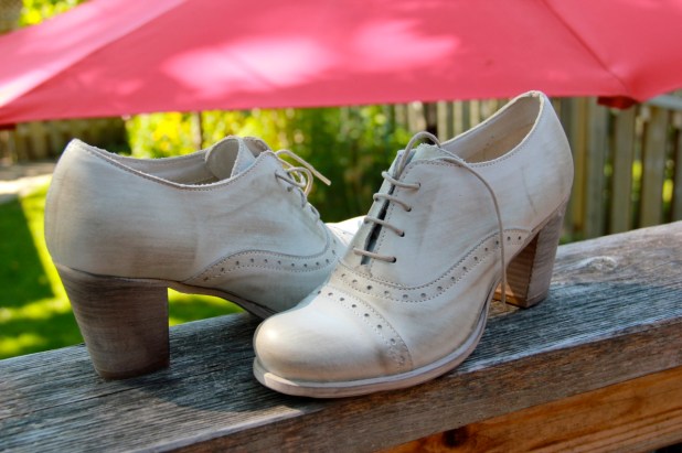 Discount Italian leather shoes on the Via di Sant'Elena